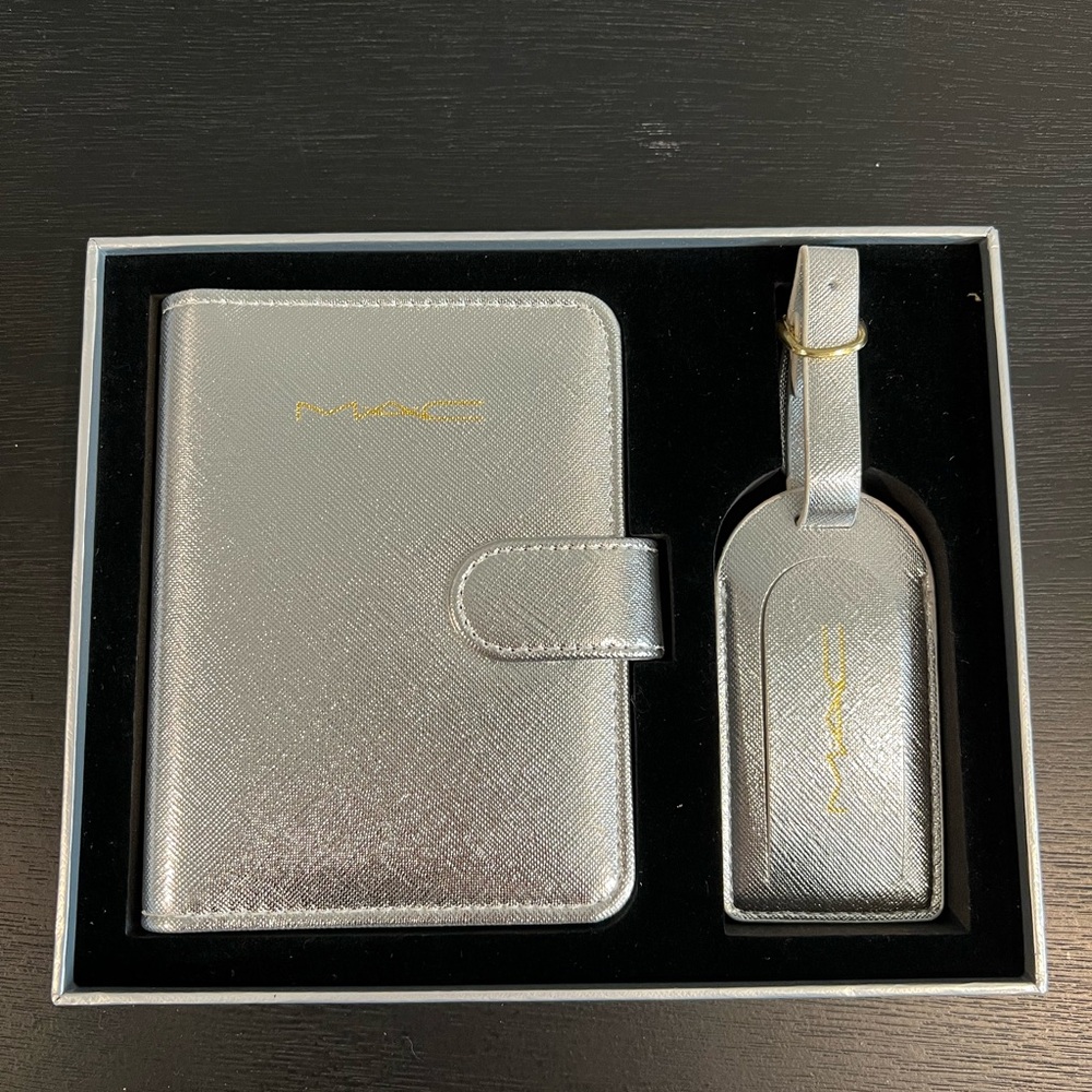 New glam MAC Cosmetics Silver Passport holder & luggage tag travel gift set Rare